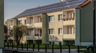 Foto eines Gebäudes in Kleßen mit einer PV Dachanlage