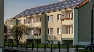 Foto eines Gebäudes in Kleßen mit einer PV Dachanlage